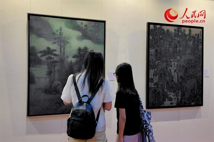 觀眾正在觀賞王秦生畫作《云山幽趣》。人民網(wǎng)記者 劉微攝