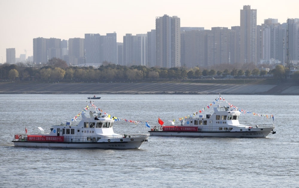 漁政執(zhí)法船隊從長江武漢段江面駛過，啟動長江流域重點水域“十年禁漁”（2020年12月31日攝）。新華社記者 程敏 攝