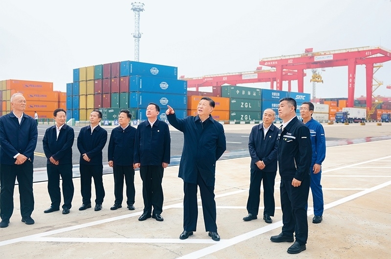 2024年5月22日至24日，中共中央總書記、國家主席、中央軍委主席習(xí)近平在山東考察。這是22日下午，習(xí)近平在日照港察看全自動化集裝箱碼頭作業(yè)場景。 新華社記者 鞠鵬/攝