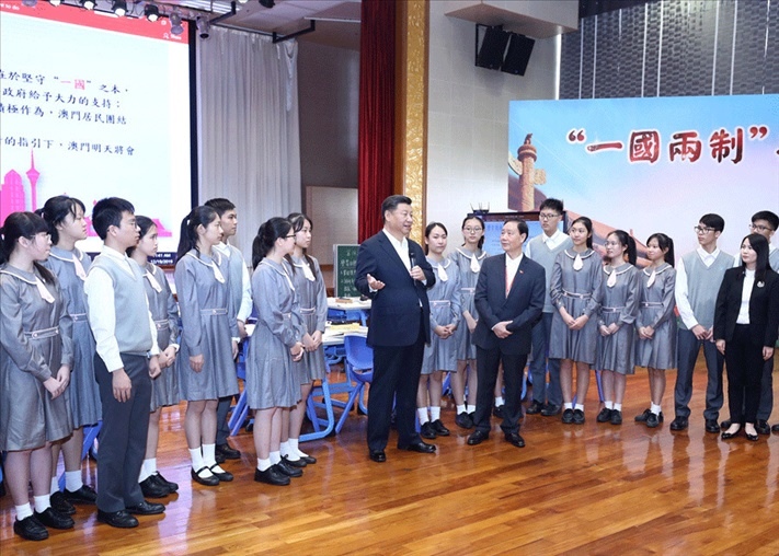 2019年12月19日，習(xí)近平總書記來到澳門濠江中學(xué)附屬英才學(xué)校，和師生親切交流。