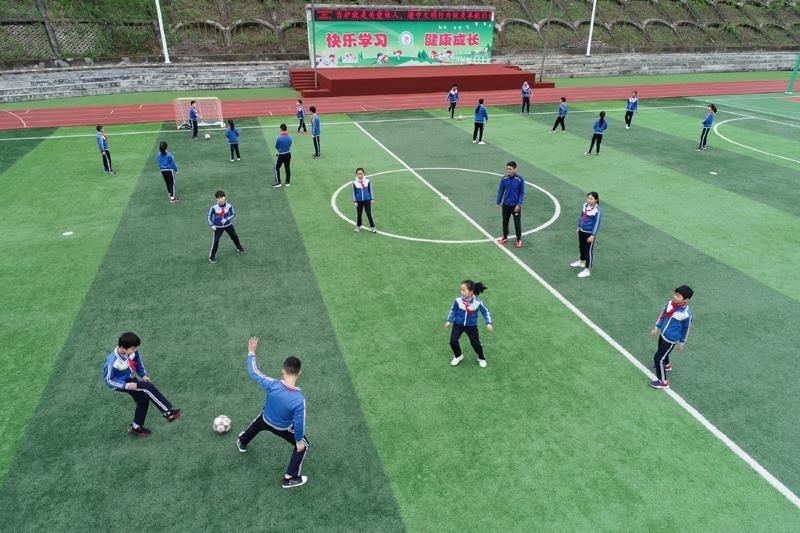 陜西安康平利縣老縣鎮(zhèn)中心小學(xué)的學(xué)生在操場(chǎng)上踢球。