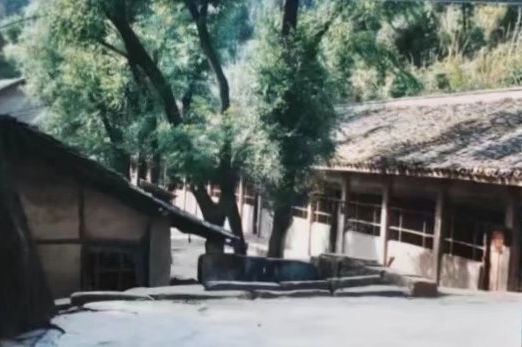 這是之江小學(xué)的前身——四川省南充市嘉陵區(qū)一所山區(qū)小學(xué)的校舍（資料照片翻拍）。