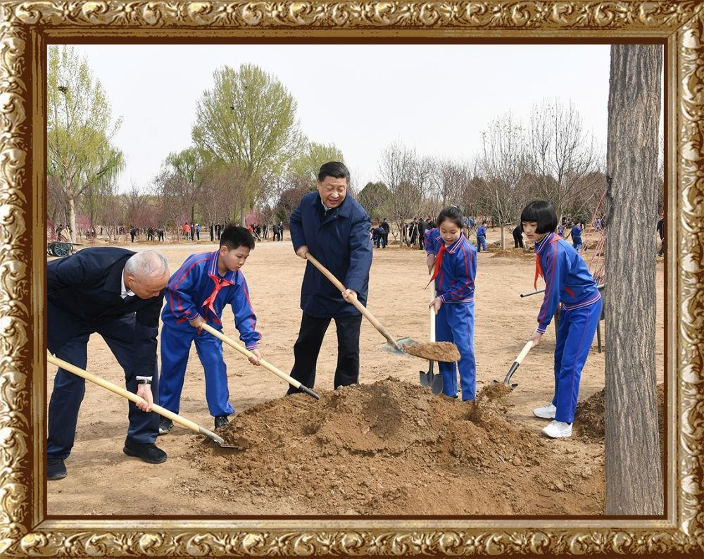 2019年4月8日，習(xí)近平總書記來到北京市通州區(qū)永順鎮(zhèn)的植樹點，同大家一起植樹。