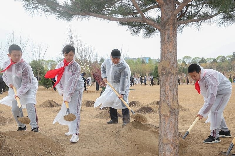 2023年4月4日，習(xí)近平總書記來到北京市朝陽區(qū)東壩中心公園參加首都義務(wù)植樹活動(dòng)。這是總書記同孩子們一起植樹。