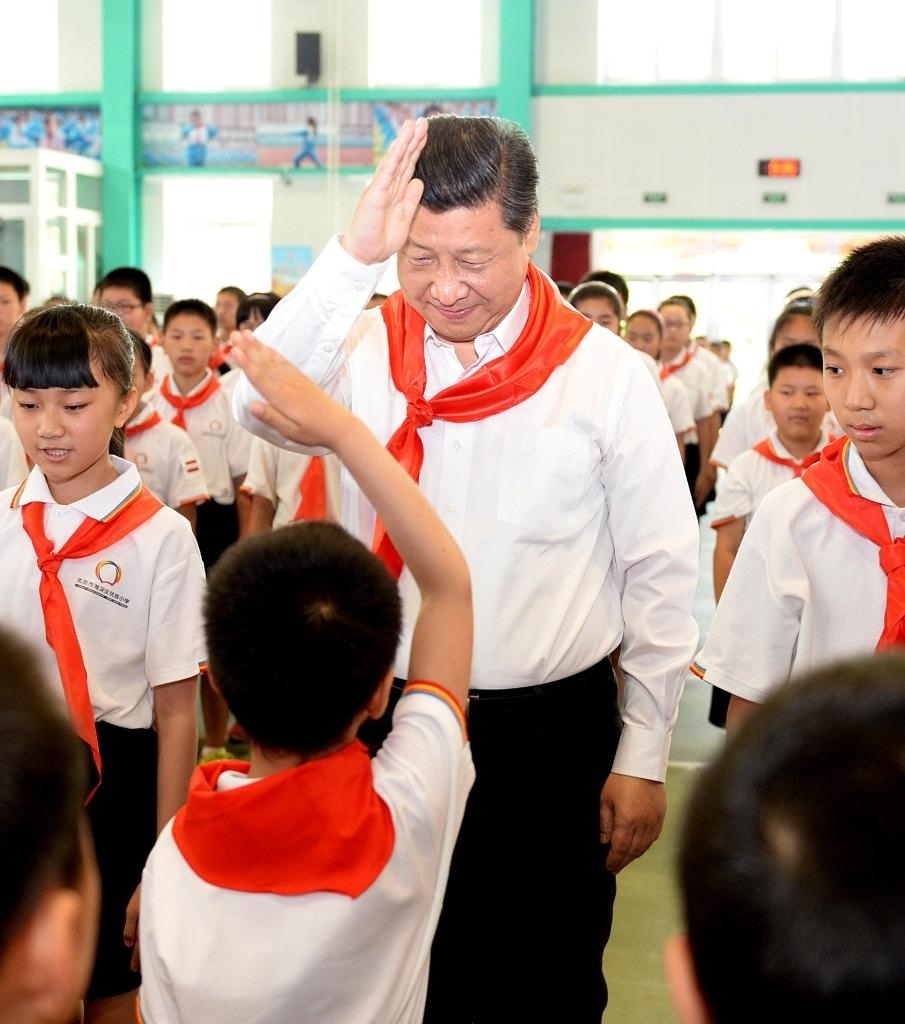 2014年5月30日，習(xí)近平總書記來到北京市海淀區(qū)民族小學(xué)，參加慶?！傲弧眹H兒童節(jié)活動。新華社記者 李濤 攝