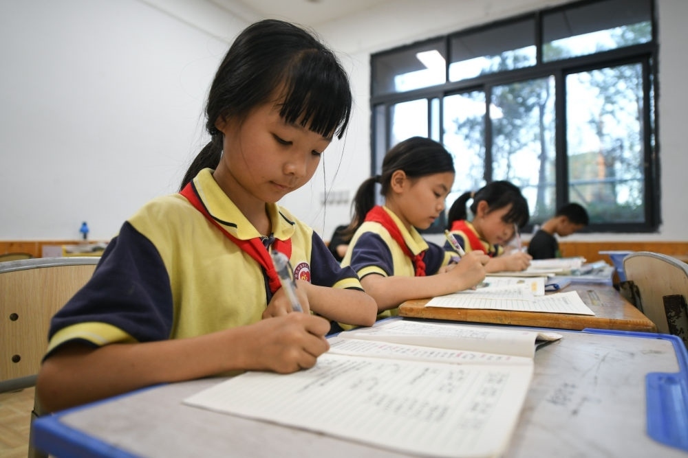 5月30日，學(xué)生在之江小學(xué)“留守兒童之家”寫(xiě)作業(yè)。