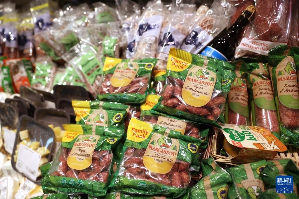 這是5月31日在比利時(shí)布魯塞爾一家超市拍攝的各類食品。新華社記者 趙丁喆 攝