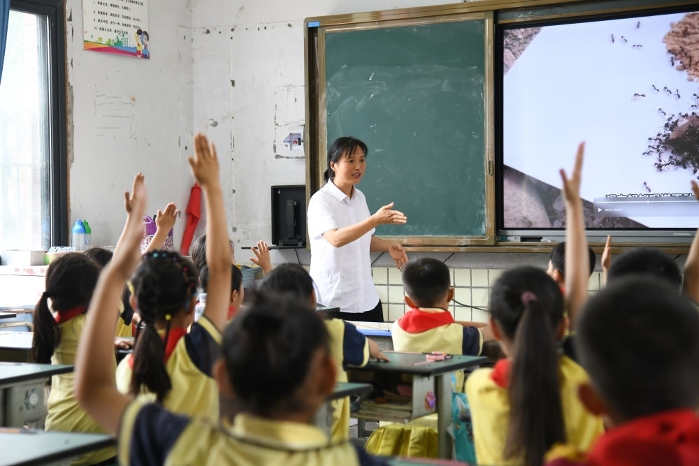 5月31日，學(xué)生在科學(xué)課上與老師互動(dòng)。新華社記者 胥冰潔 攝
