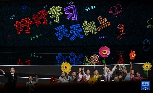 6月1日，演員在“我和祖國一起成長”主題演出活動(dòng)中表演。新華社記者 金良快 攝