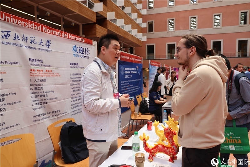 西班牙應(yīng)屆畢業(yè)生在展臺前咨詢。人民網(wǎng)記者 顏歡攝