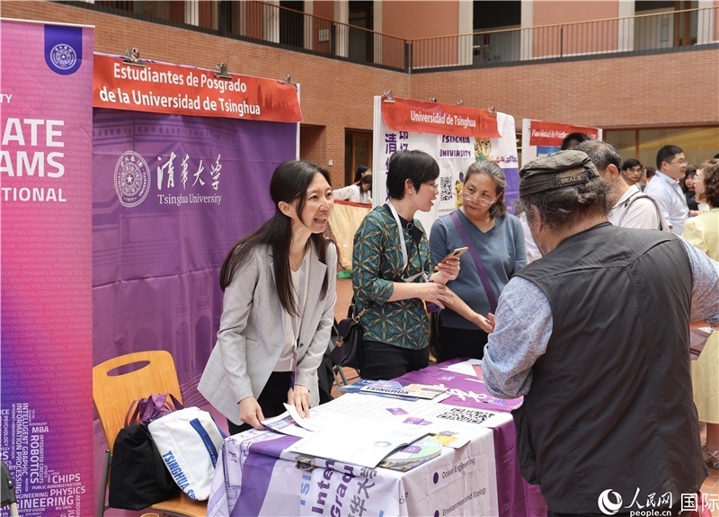 旅西華人華僑在展臺前咨詢。人民網(wǎng)記者 顏歡攝