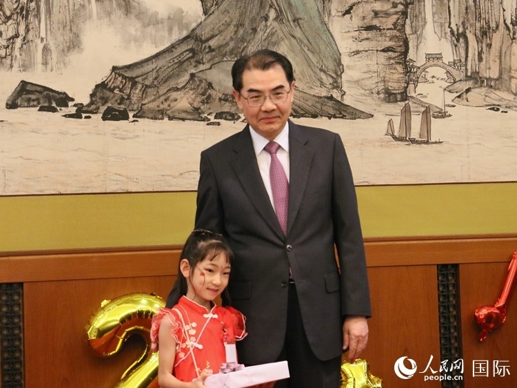 吳江浩大使向中文朗誦比賽獲獎選手代表贈送書籍。人民網(wǎng) 許可攝