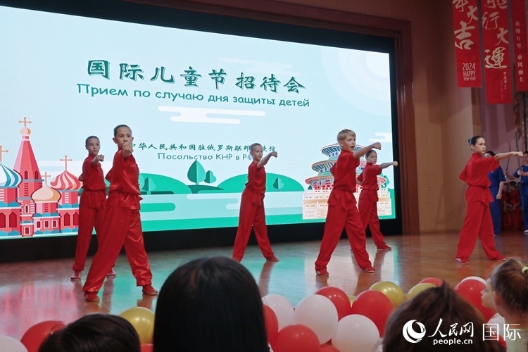 俄羅斯少年進(jìn)行武術(shù)表演。人民網(wǎng)記者 隋鑫攝