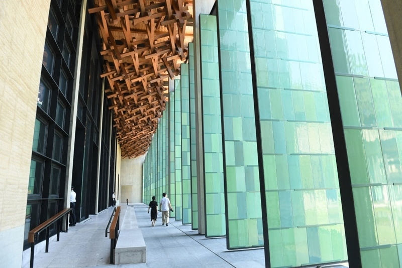 2022年7月23日，杭州國(guó)家版本館屋頂?shù)哪緲?gòu)和青瓷門扇相映成趣。