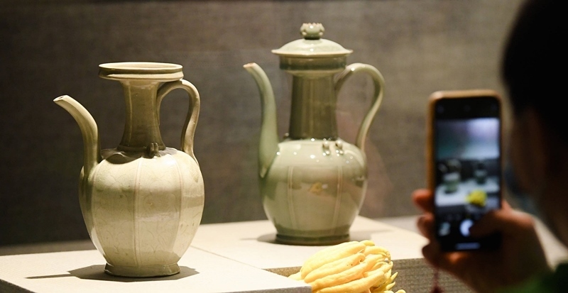 2021年9月14日，浙江省博物館，觀眾在拍攝北宋龍泉窯執(zhí)壺（左）和龍泉青瓷藝人劉杰制作的執(zhí)壺。