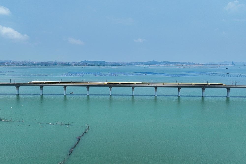 △2023年6月28日，CR450動(dòng)車組試驗(yàn)列車在湄洲灣跨海大橋交會(huì)運(yùn)行，單列最高運(yùn)行時(shí)速達(dá)到453公里。