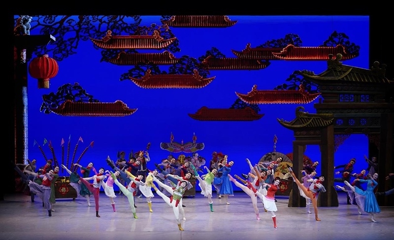 2024年1月27日晚，在阿聯(lián)酋首都阿布扎比酋長國皇宮劇院，中國中央芭蕾舞團演員在演出中國賀歲芭蕾舞劇《過年》。
