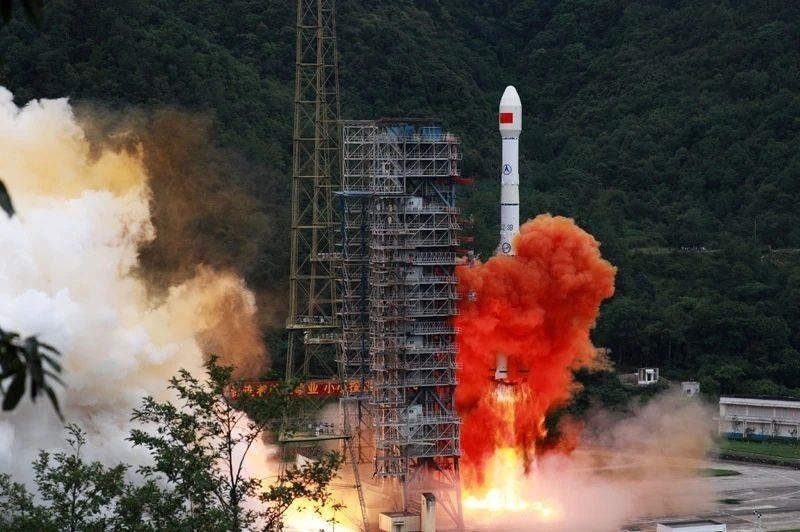 △2020年6月23日，我國(guó)北斗三號(hào)全球衛(wèi)星導(dǎo)航系統(tǒng)最后一顆組網(wǎng)衛(wèi)星在西昌衛(wèi)星發(fā)射中心點(diǎn)火升空。同年7月，北斗三號(hào)系統(tǒng)正式開通全球服務(wù)，“中國(guó)的北斗”真正成為“世界的北斗”。