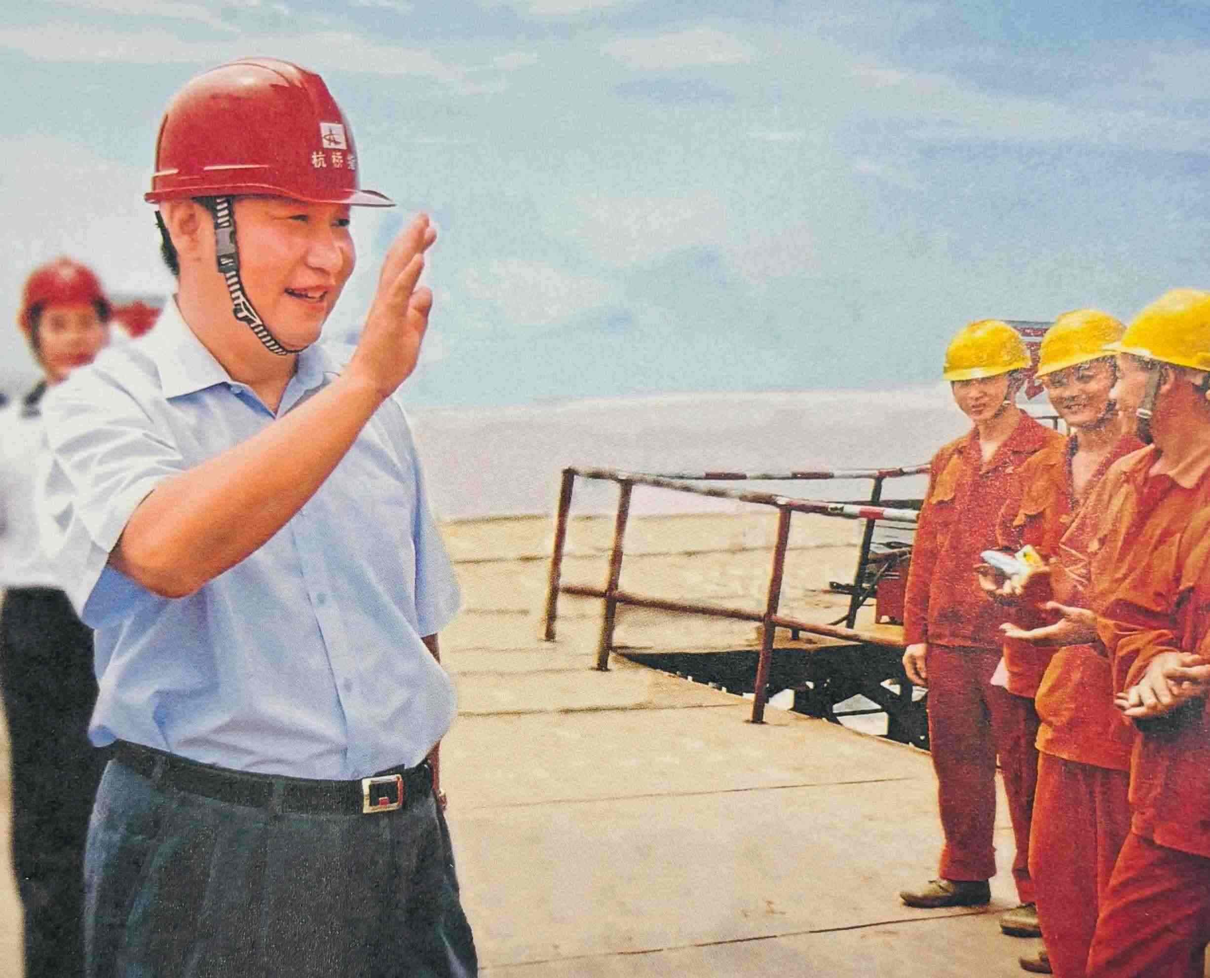 △2006年7月12日，習(xí)近平在杭州灣跨海大橋嘉興市海鹽段建設(shè)工地慰問工人。
