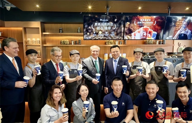 巴西副總統(tǒng)阿爾克明在北京某咖啡店推廣巴西咖啡。人民網(wǎng)記者 符園園攝