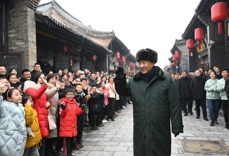 2022年1月27日，習(xí)近平總書記在山西平遙古城向現(xiàn)場群眾揮手致意。