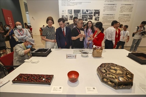 2023年5月28日，北京，推光漆器匠人為駐華使節(jié)展示技藝。
