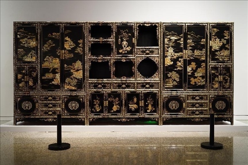 2023年7月9日，北京，中國工藝美術(shù)館·中國非物質(zhì)文化遺產(chǎn)館，“山西特色專業(yè)鎮(zhèn)·平遙非遺雙寶中華行”展覽展出的推光漆器作品。