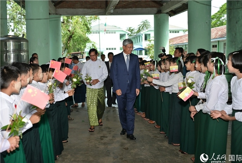 學(xué)生列隊歡迎陳海大使和梭登首席部長。人民網(wǎng)記者謝佳君攝