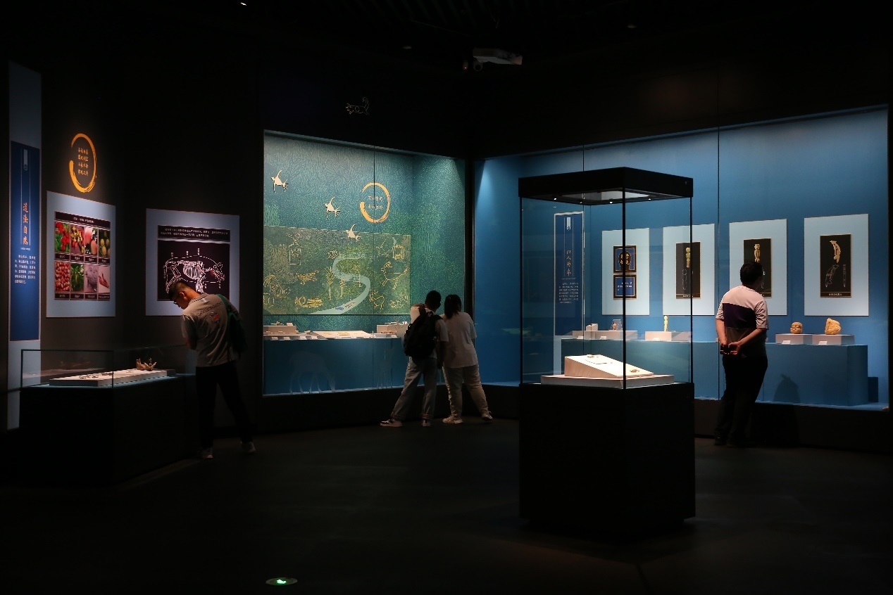 觀眾正在參觀展覽。國家文物局供圖