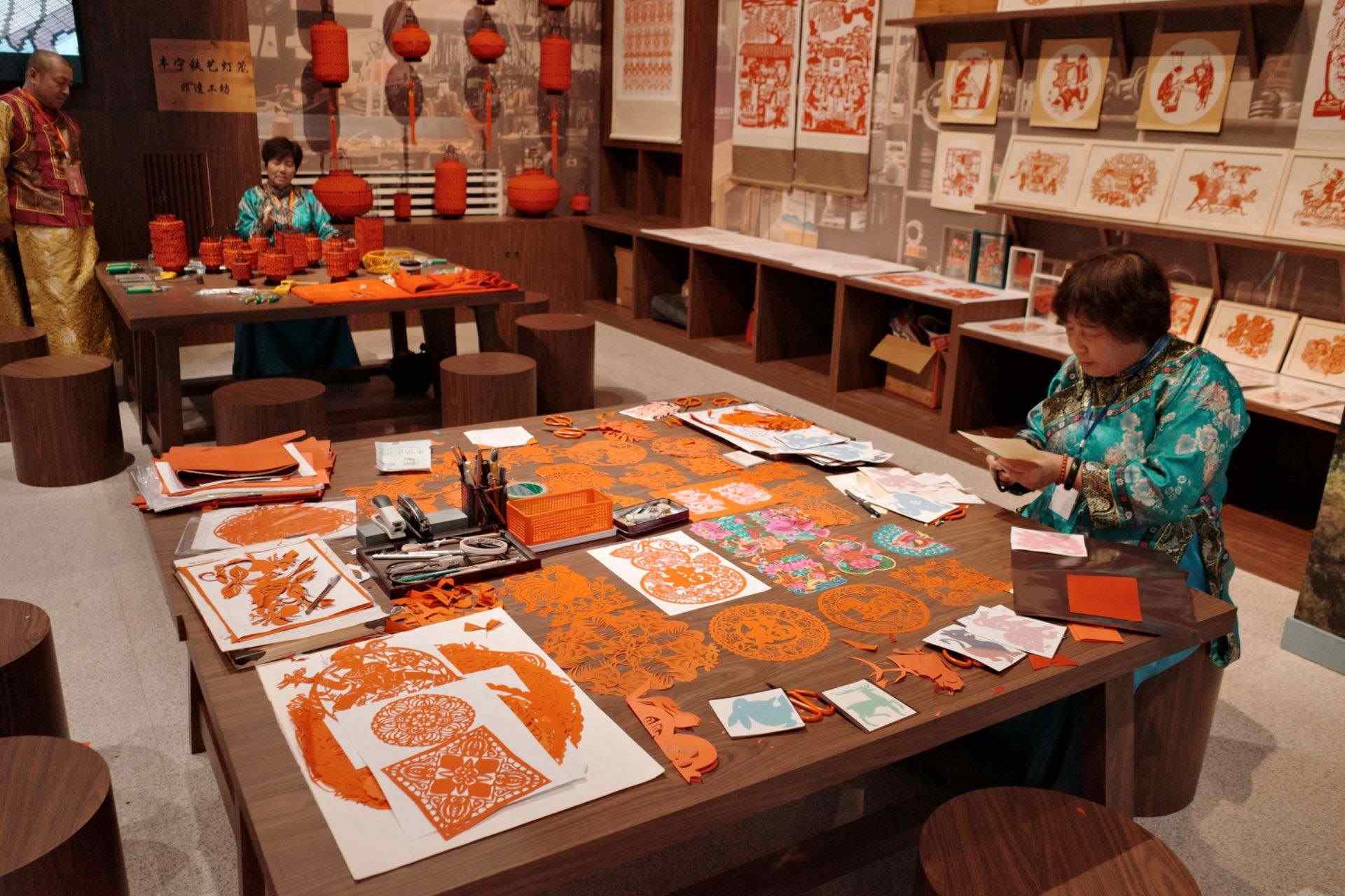 “氣象萬(wàn)千——中國(guó)非遺保護(hù)實(shí)踐主題展”上，非遺傳承人現(xiàn)場(chǎng)展示。人民網(wǎng)記者 劉微攝
