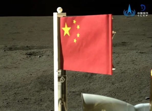 五星紅旗在落于月背的嫦娥六號(hào)探測(cè)器上展開(kāi)。