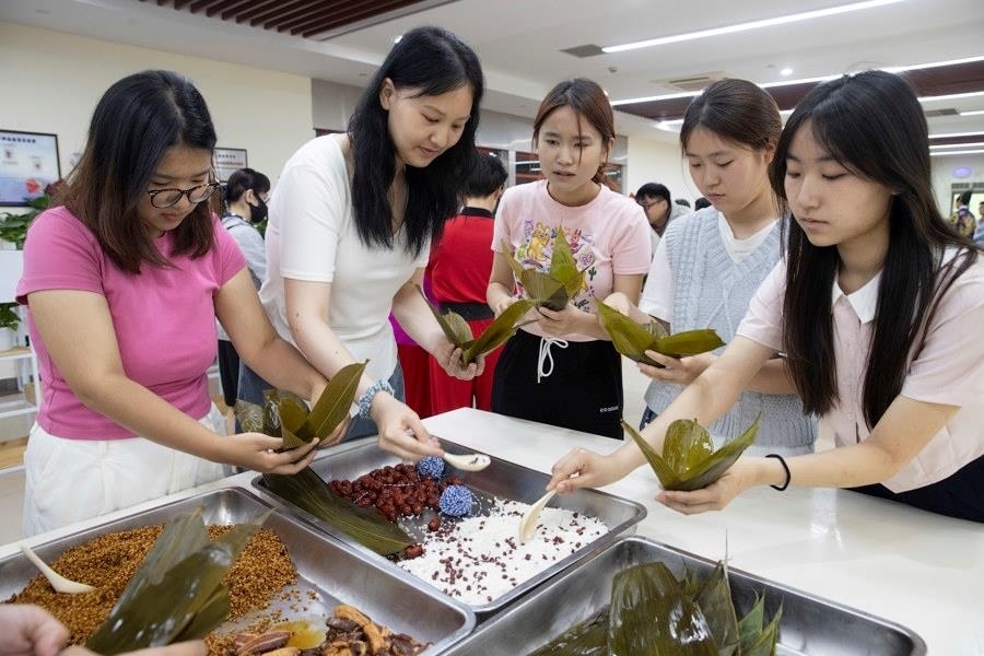2024年6月1日，海峽兩岸青年學(xué)生在華東師范大學(xué)包粽子、做香囊，體驗(yàn)傳統(tǒng)文化。