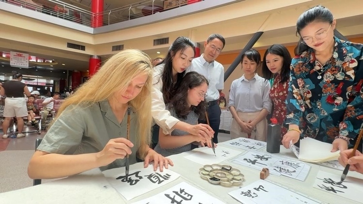 羅馬尼亞友人在活動現場學寫漢字。中國駐羅馬尼亞大使館領僑處供圖