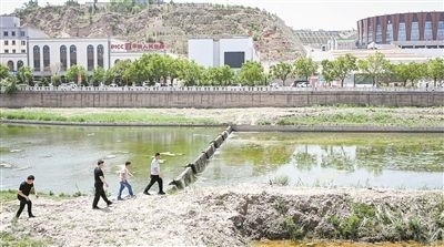  工作人員在內(nèi)蒙古呼和浩特市清水河縣城關(guān)鎮(zhèn)清水河河道巡查。新華社記者 貝赫攝