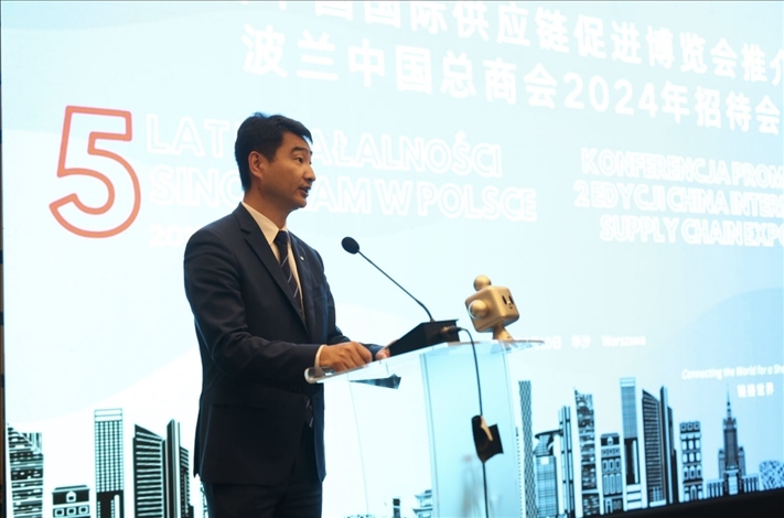 波蘭中國總商會(huì)會(huì)長胡新元致辭。