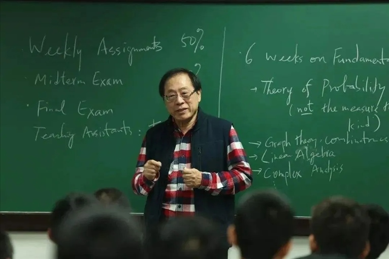 △姚期智為清華大學學生授課。