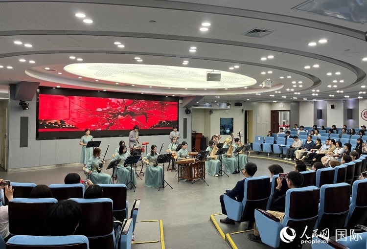 北京第二外國語學(xué)院學(xué)生帶來民樂表演。人民網(wǎng)記者 陳思攝