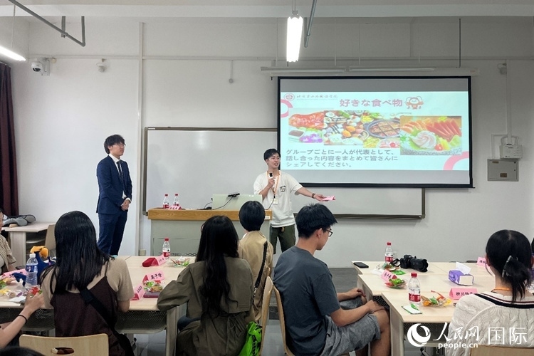 中日大學(xué)生交流討論。人民網(wǎng)記者 陳思攝