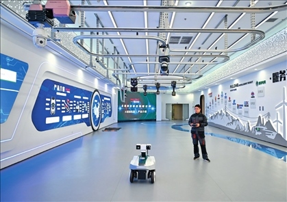 在雄安科創(chuàng)中心中試基地，北京普龍科技有限公司工作人員在展示巡檢機器人（2024年3月28日攝）牟宇攝/本刊