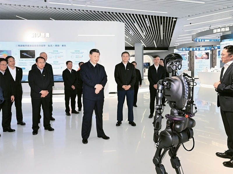 2023年11月28日至12月2日，中共中央總書記、國(guó)家主席、中央軍委主席習(xí)近平在上?？疾?。這是11月28日下午，習(xí)近平在浦東新區(qū)張江科學(xué)城參觀上海科技創(chuàng)新成果展。 新華社記者 謝環(huán)馳/攝