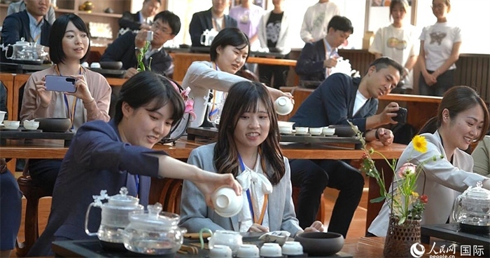 日本創(chuàng)價(jià)學(xué)會(huì)青年代表團(tuán)在新疆師范大學(xué)體驗(yàn)中國(guó)茶藝。人民網(wǎng)記者 張麗婭攝