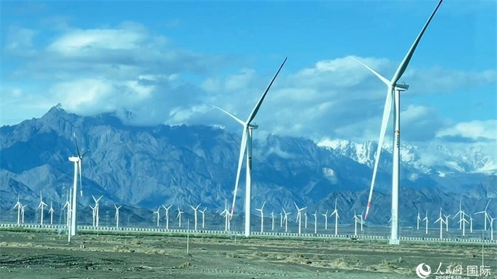 從烏魯木齊到吐魯番沿途的風(fēng)力發(fā)電設(shè)備。人民網(wǎng)記者 張麗婭攝