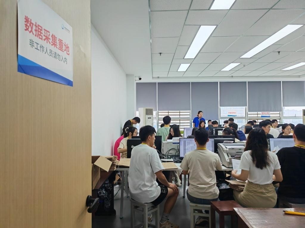 6月13日，在重慶市西南大學(xué)評(píng)卷點(diǎn)，工作人員正在進(jìn)行試卷掃描工作。新華社記者 周思宇 攝