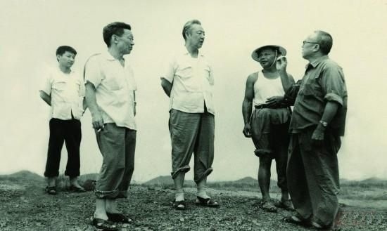 1978年8月，習(xí)仲勛（左三）在廣東惠陽農(nóng)村調(diào)研。在清華大學(xué)讀書的習(xí)近平（左一）利用暑假時間參加社會實(shí)踐，隨同父親一起下鄉(xiāng)。