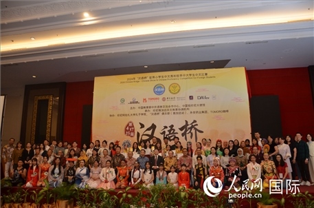 出席閉幕典禮的嘉賓、學(xué)校師生及獲獎(jiǎng)選手等合影留念。人民網(wǎng)記者李培松攝