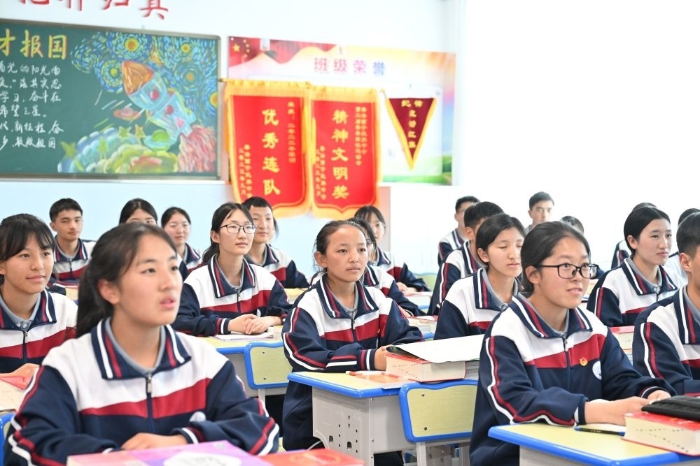 2024年6月18日，果洛西寧民族中學(xué)學(xué)生在上課。