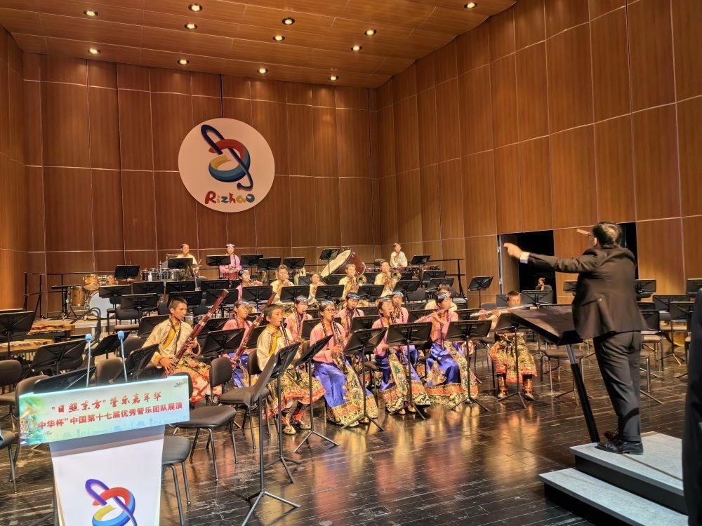 5月4日，來自果洛西寧民族中學的果洛州青少年管樂團在山東省日照市演出。