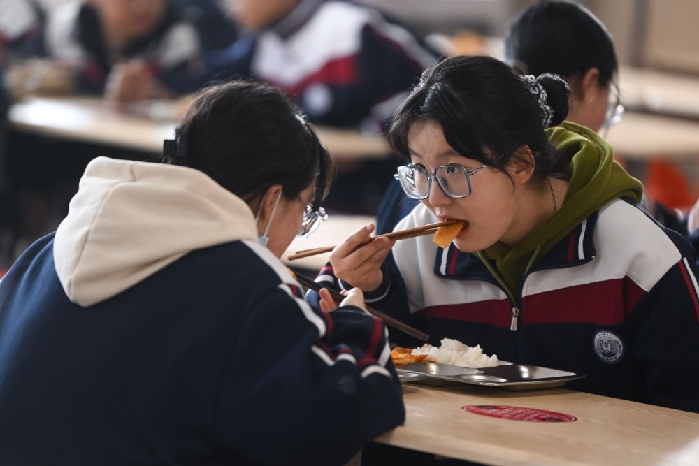 2023年2月23日，果洛西寧民族中學(xué)學(xué)生在食堂吃午飯。