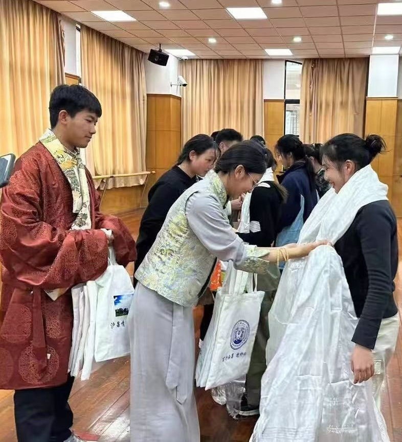 2024年1月18日，在上海市大同中學(xué)，果洛西寧民族中學(xué)學(xué)生給上海大同中學(xué)師生獻(xiàn)哈達(dá)。新華社發(fā)（果洛州教育局供圖）