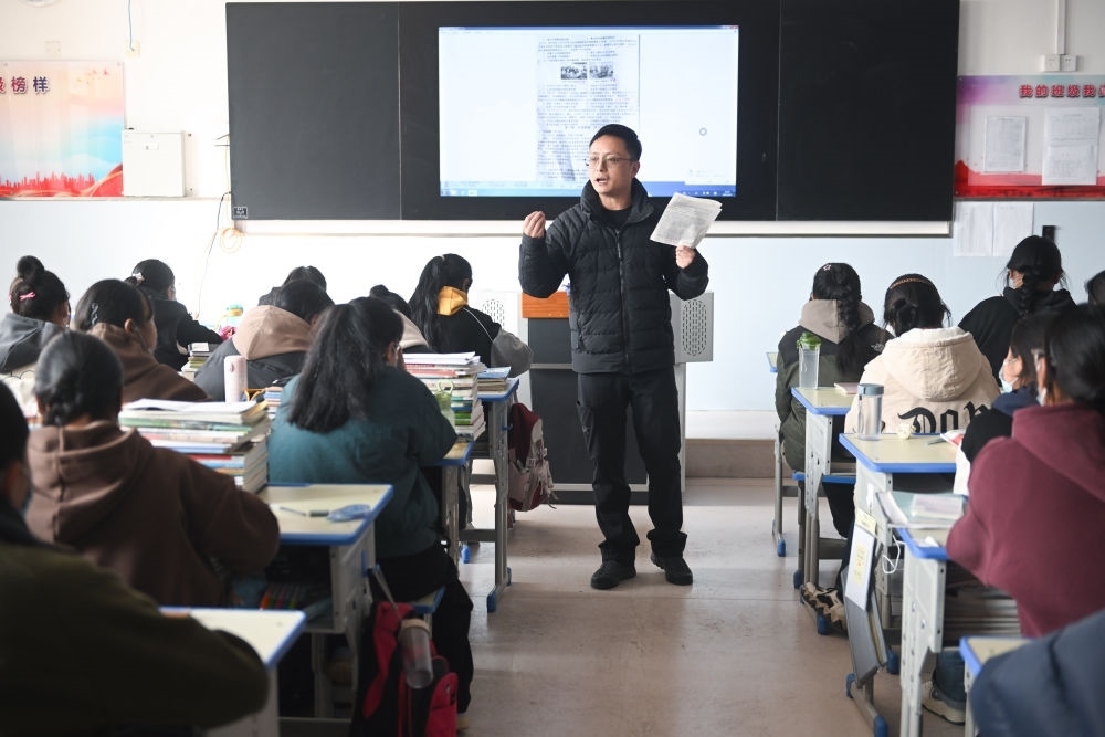 2023年2月23日，上海援青教師鐘祖華在果洛西寧民族中學(xué)給學(xué)生上課。